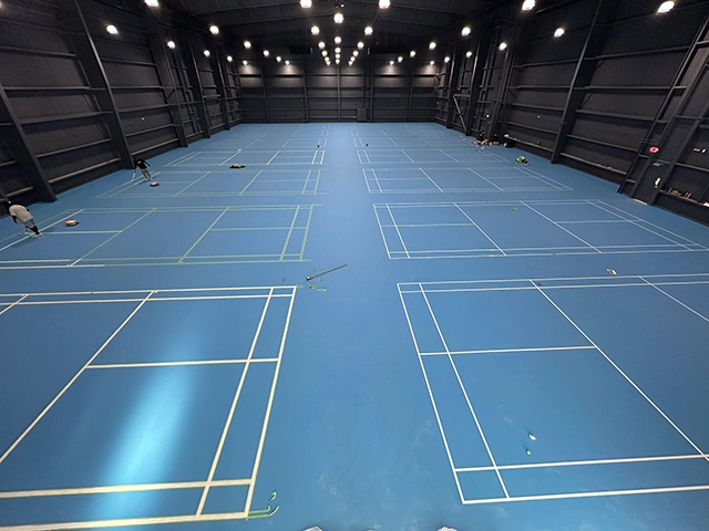 Xây chung mặt sân cầu lông - pickleball cao cấp 8 lớp sơn có 10% Hạt Cao Su US Open Laykold trên nền nhựa 